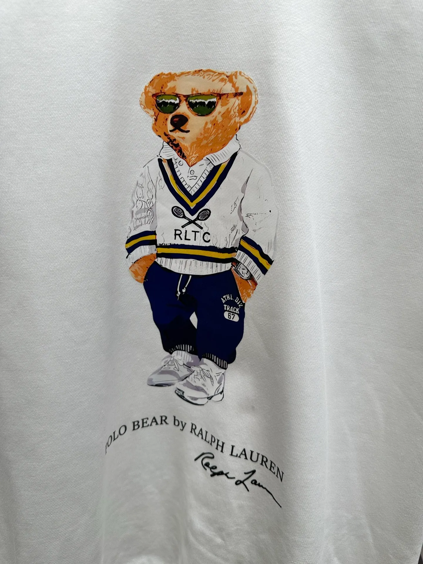 P250 RalphLauren/Ralph Lauren 2025 new autumn and winter bear letter printed terry sweatshirt Ralph Lauren's age-reducing item, the coat fabric is made of 60% cotton➕40% polyester, which not only retains the softness, comfort and breathability of cotton, but also adds the wear resistance and wrinkle resistance of polyester fiber, making the clothes more durable and easy to care for. Even in slightly cooler weather, you won't feel stuffy when wearing it. This kind of fabric has a natural crisp feel and is not easy to pill or deform. The bear on the chest is printed with English letters. It is full of color, full of three-dimensionality, and lifelike, adding a bit of liveliness and interest to the whole sweatshirt. There is no pressure to dress, regardless of age or gender. Complete accessories!  Color: White Size: S M L XL
